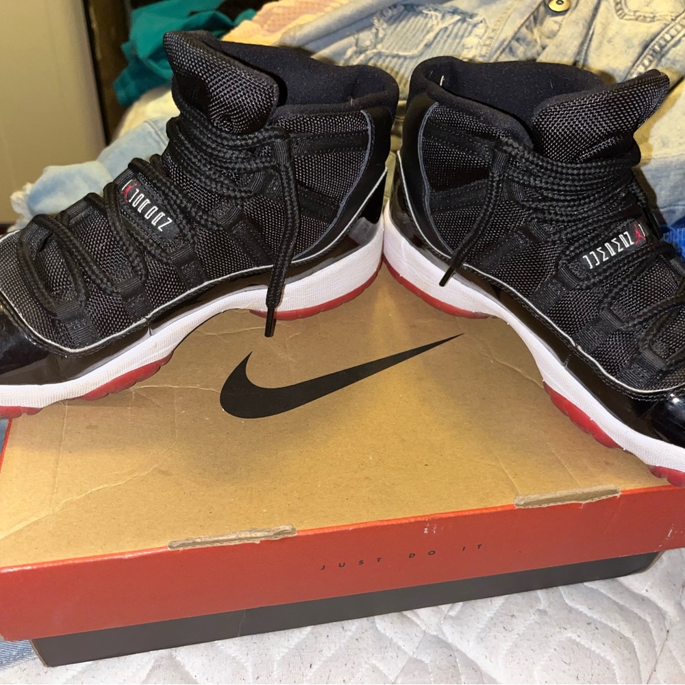 Nike Black and Red High-Top Basketball Shoes
Air Jordan retro 11 GS